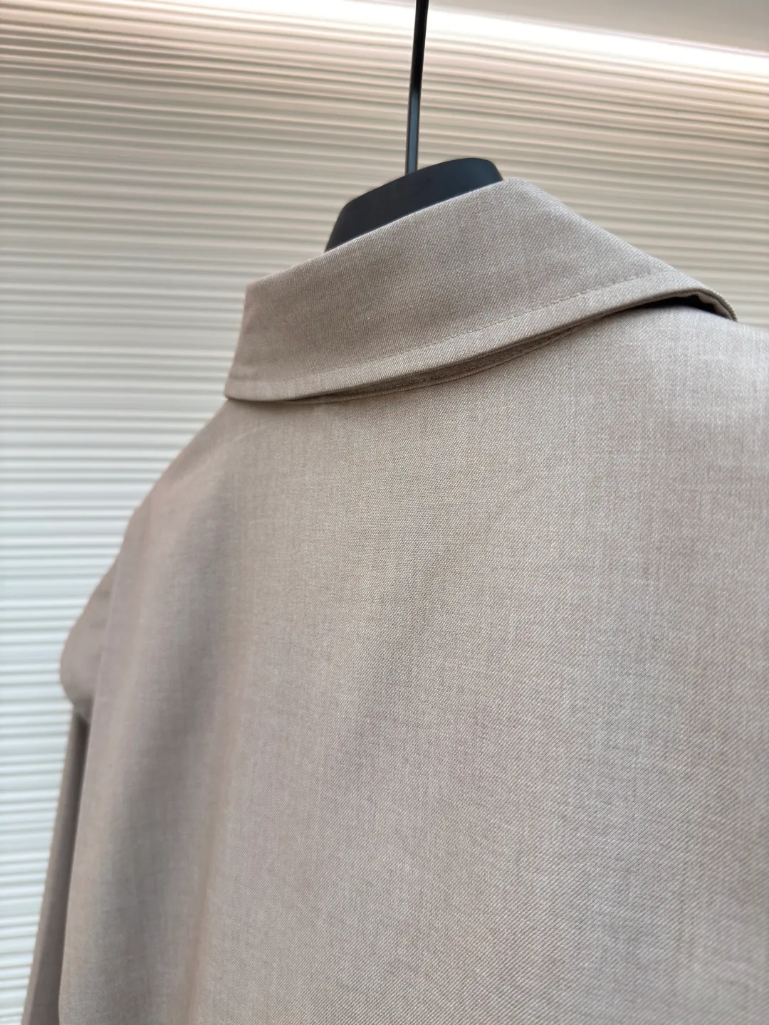 LOUIS VUITTON wool short profile stand-collar jacket ●Authentic product: Purchased and developed for 23900 ●Item number: 1680660-B90 ●Fabric: wool blended fabric ●Technology: Positioning cutting machine ●Version: fitted version ●Weight: about 970 grams ●Size: 50-52-54-56 ●Description: The sample is patterned in the same 50 yards. There is no change in the length of the garment. Custom-woven wool light-mixed twill fabric with composite treatment. Small vat custom-dyed with no color difference. Matching custom-made horizontal knitted wool rib. The opposite-sex pattern style is the same as the original. The knitted gusset on the shoulders is spliced, and the details are perfectly restored. The overall wiring is straight and delicate, the fabric is comfortable and soft, and the color is consistent without color difference. It can be matched with the same style to create a fashionable look and control various occasions. Customized accessories, complete with three standards, same style for men and women!